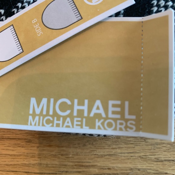 Michael Kors Monogram Reversible Beanie Black White Womens os NWT - Picture 3 of 7